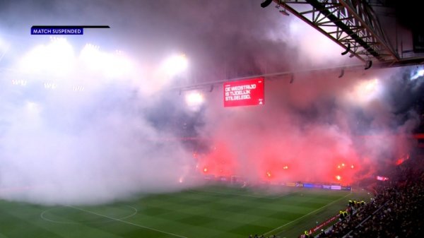 球迷为追思死人而两度燃放烟花，阿贾克斯比赛中断43分钟后被取消